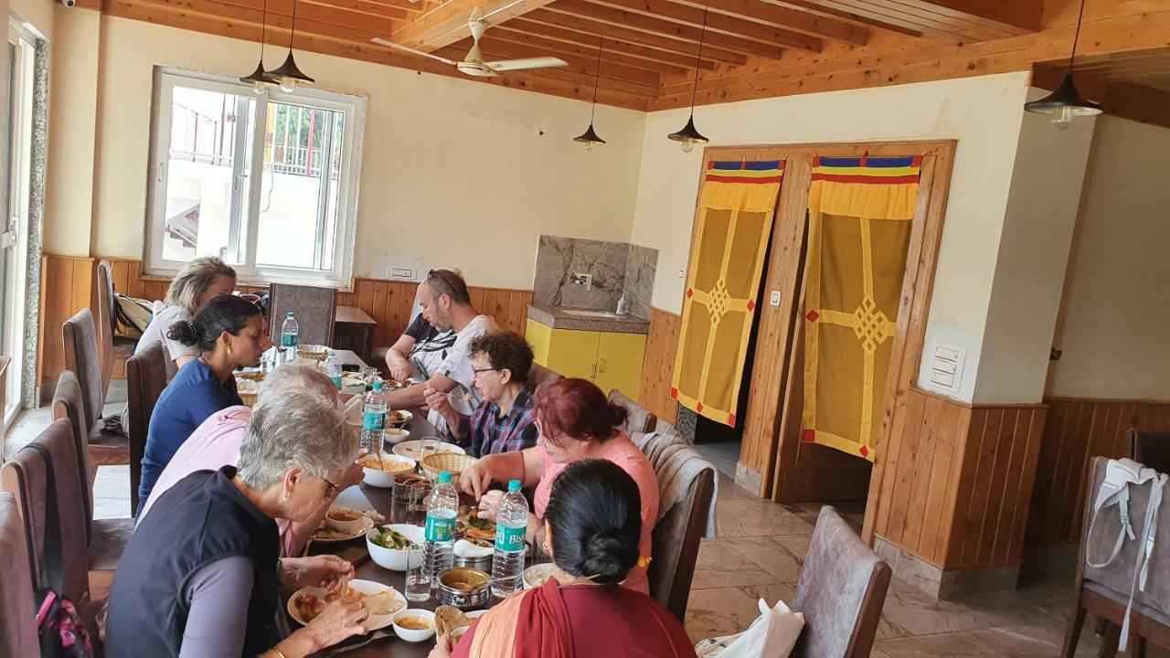 Nomadic Inn Дхарамсала Екстериор снимка