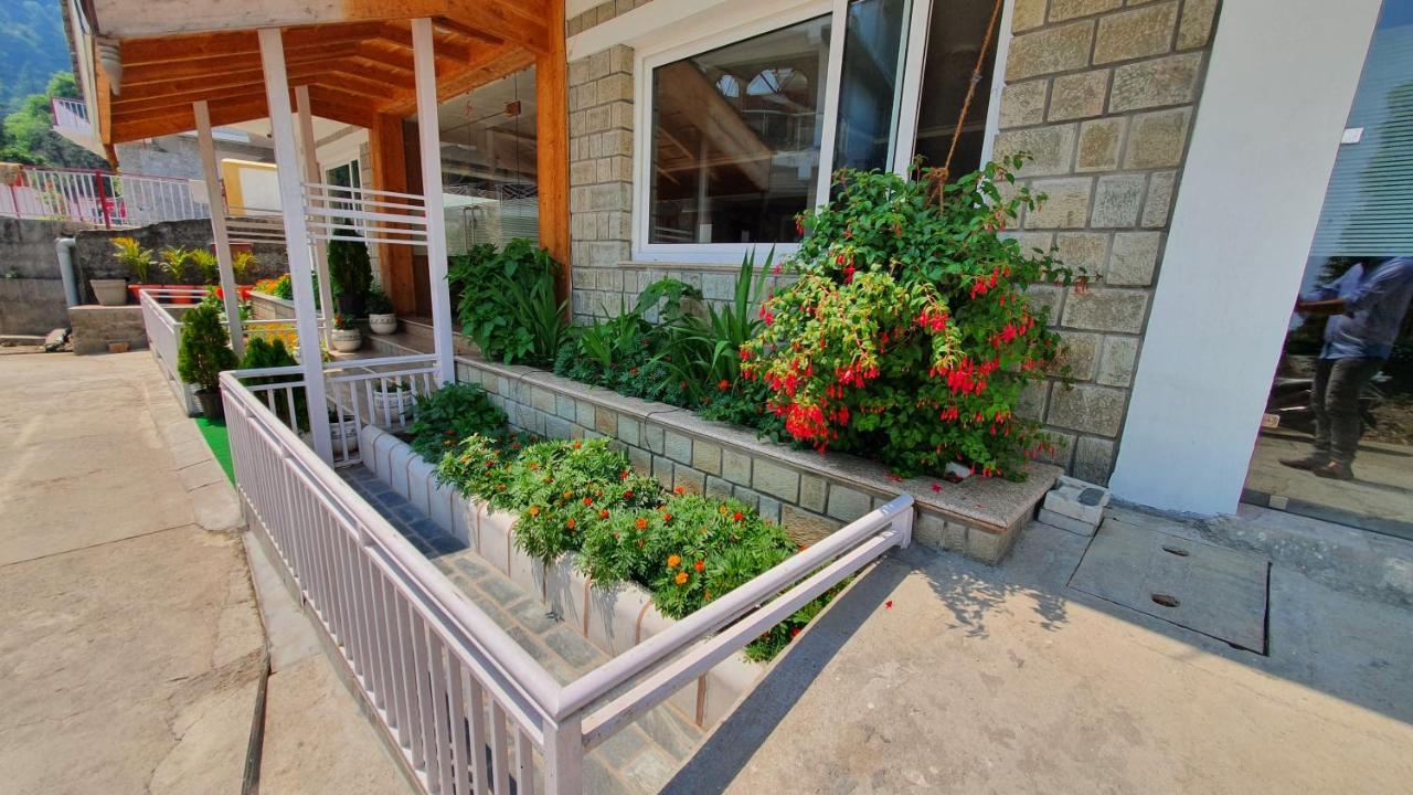 Nomadic Inn Дхарамсала Екстериор снимка