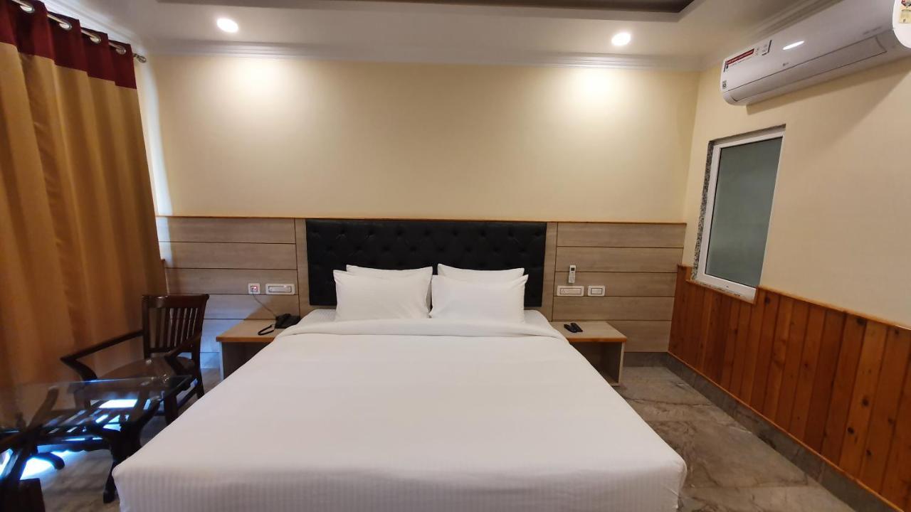 Nomadic Inn Дхарамсала Екстериор снимка