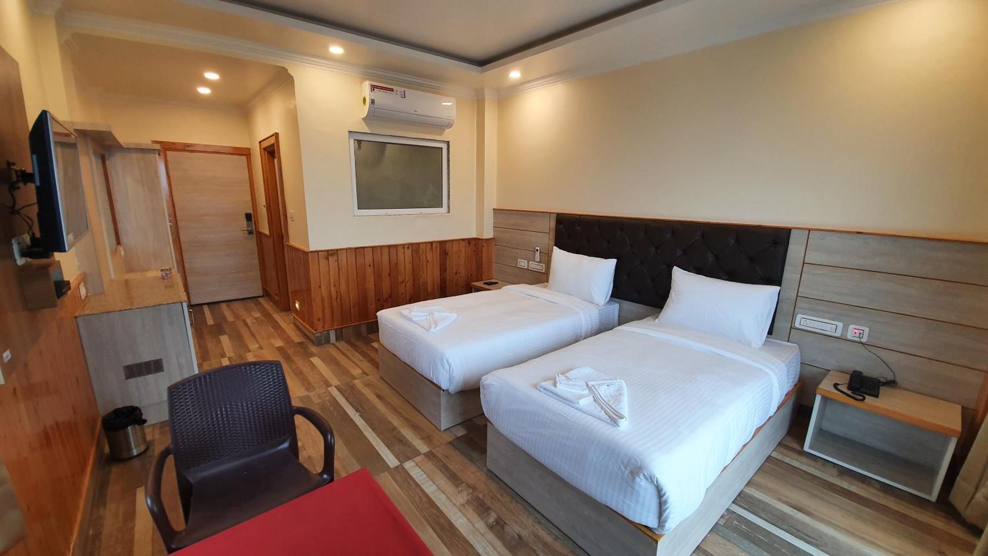 Nomadic Inn Дхарамсала Екстериор снимка